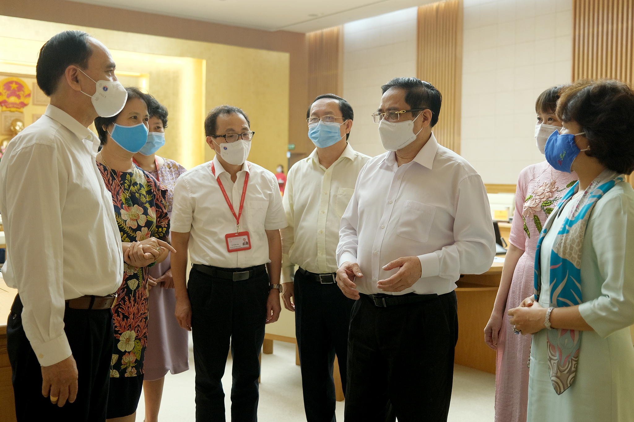 Thủ tướng Phạm Minh Chính trao đổi với các đại biểu tham dự buổi làm việc - Ảnh: VGP/Quang Hiếu