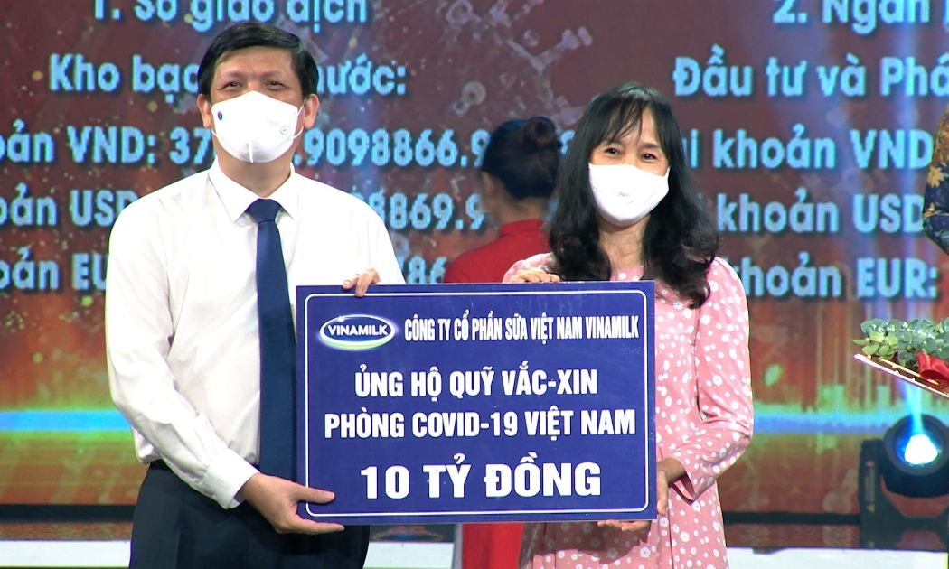 Đại diện Vinamilk trao 10 tỷ đồng đóng góp vào Quỹ vaccine phòng Covid-19 cho đại diện Bộ Y tế.