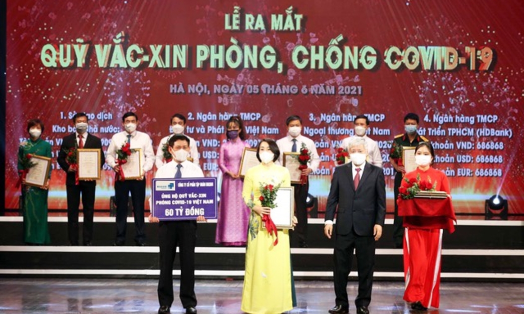 Bà Nguyễn Thị Phương - Phó Tổng giám đốc thường trực Công ty VinCommerce đại diện Tập đoàn Masan trao 60 tỷ đồng đến Quỹ vaccine phòng chống Covid-19.