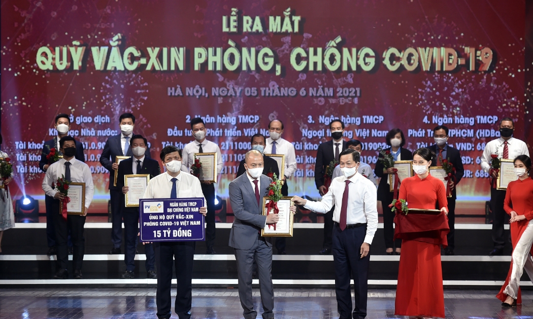 Ông Nguyễn Anh Tuấn, Phó Tổng giám đốc - đại diện PVcomBank trao tặng 15 tỷ đồng cho Quỹ vaccine phòng, chống Covid-19.