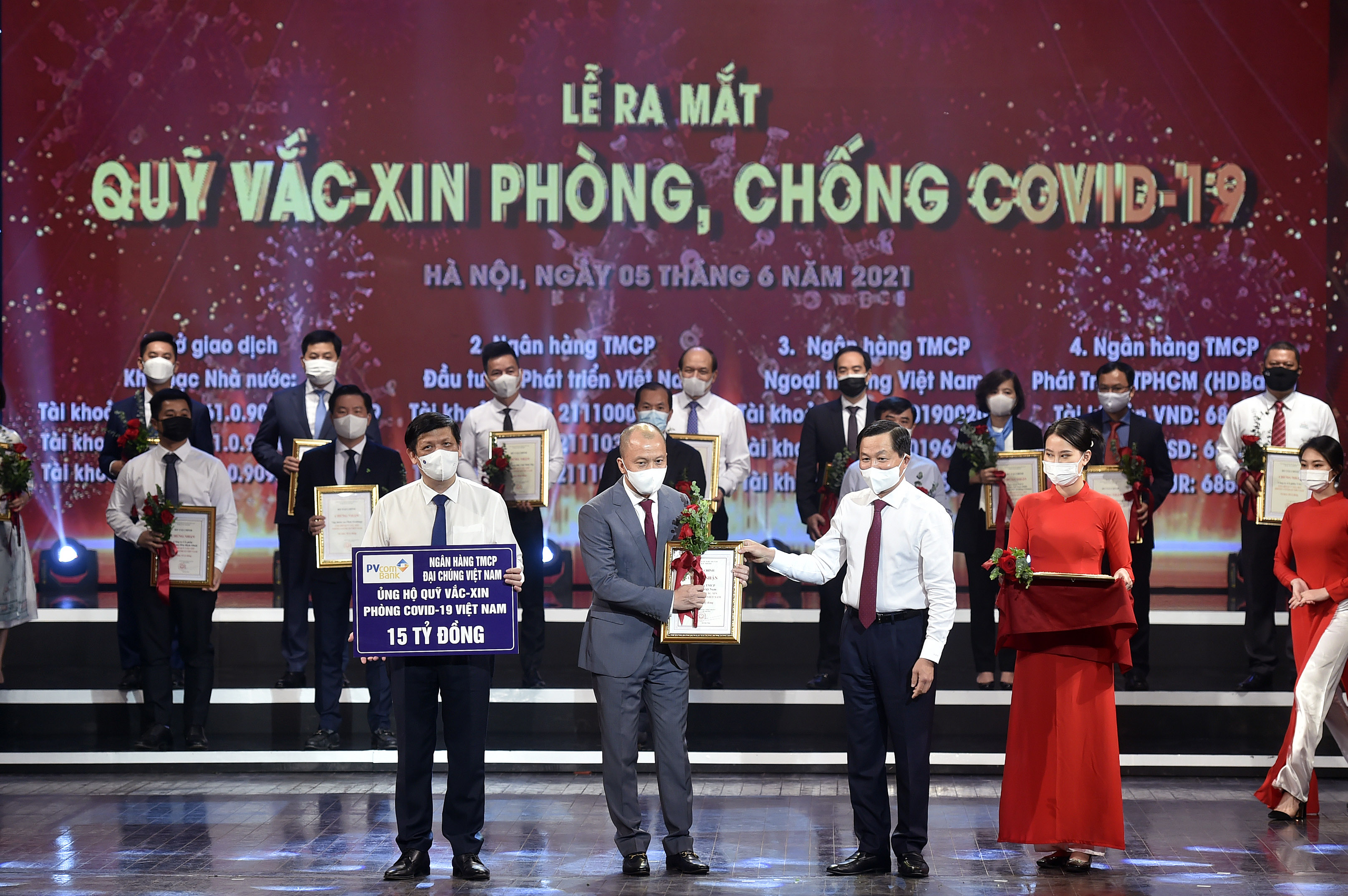 Ông Nguyễn Anh Tuấn, Phó Tổng giám đốc - đại diện PVcomBank trao tặng 15 tỷ đồng cho Quỹ vaccine phòng, chống Covid-19.