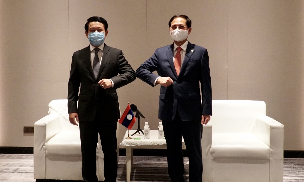 Bộ trưởng Ngoại giao Bùi Thanh Sơn (phải) và Bộ trưởng Ngoại giao Lào Saleumxay Kommasith - Ảnh: Bộ Ngoại giao.