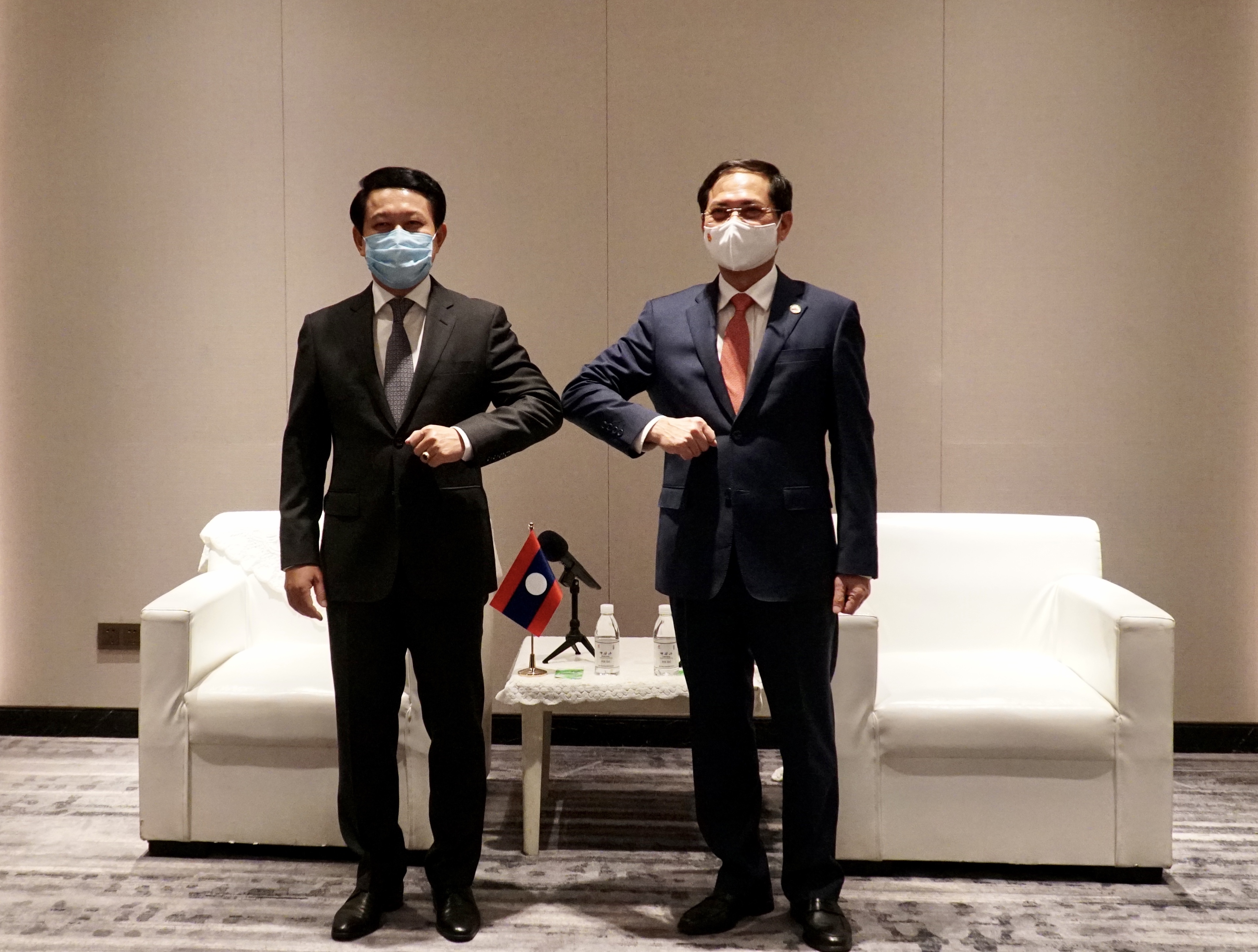 Bộ trưởng Ngoại giao Bùi Thanh Sơn (phải) và Bộ trưởng Ngoại giao Lào Saleumxay Kommasith - Ảnh: Bộ Ngoại giao.