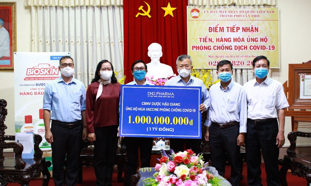 Ông Đoàn Đình Duy Khương - Tổng giám đốc Điều hành đại diện Dược Hậu Giang trao tặng 1 tỷ đồng vào quỹ vaccine phòng Covid-19 cho Ông Nguyễn Trung Nhân - Chủ tịch Uỷ ban Mặt trận Tổ quốc Việt Nam thành phố Cần Thơ.