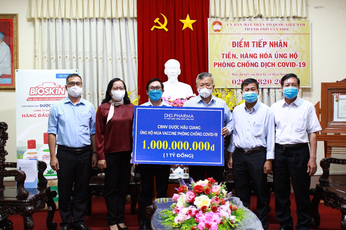 Ông Đoàn Đình Duy Khương - Tổng giám đốc Điều hành đại diện Dược Hậu Giang trao tặng 1 tỷ đồng vào quỹ vaccine phòng Covid-19 cho Ông Nguyễn Trung Nhân - Chủ tịch Uỷ ban Mặt trận Tổ quốc Việt Nam thành phố Cần Thơ.