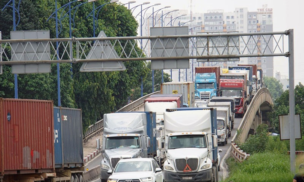 Chiếm 90% lượng container vào TP.HCM, đường dẫn vào khu vực cảng Tân Cảng - Cát Lái luôn trong tình trạng kẹt cứng