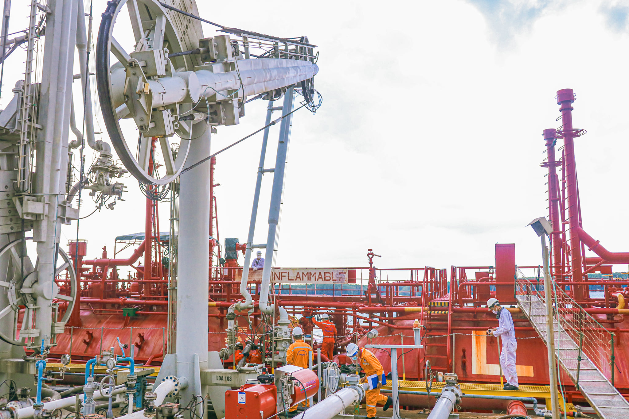 5 tháng đầu  năm  2021 Petrovietnam đã nộp ngân sách Nhà nước 32,4 nghìn tỷ đồng.