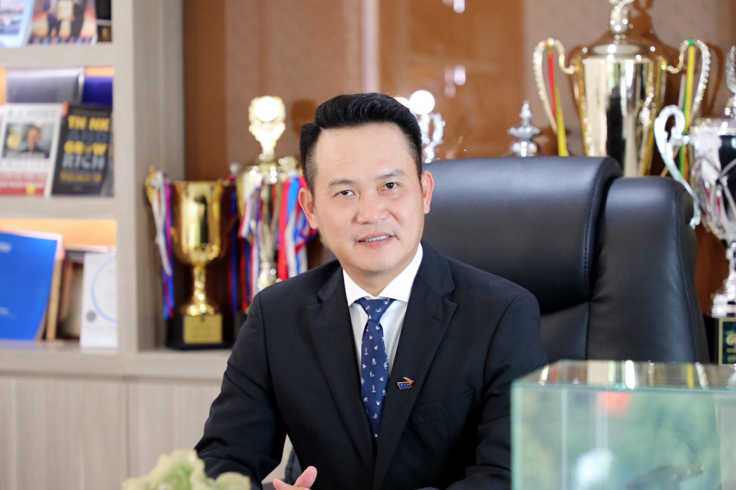 Ông Đặng Hồng Anh, Chủ tịch Hội Doanh nhân trẻ Việt Nam, Phó Chủ tịch Tập đoàn Thành Thành Công đang có kế hoạch nhập khoảng một triệu liều vaccine thông qua một trong số 36 công ty được cấp phép nhập khẩu.