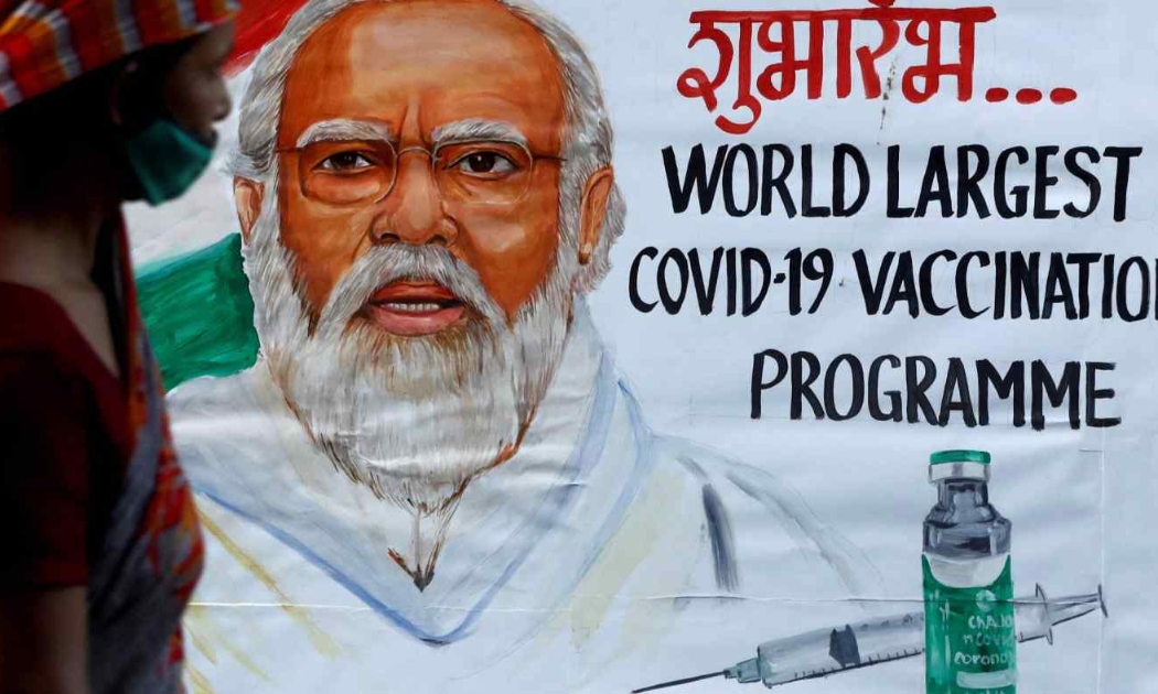 Một bức vẽ Thủ tướng Ấn Độ Narendra Modi trong chương trình quảng bá tiêm phòng Covid-19 trên đường phố ở Mumbai - Ảnh: Reuters.