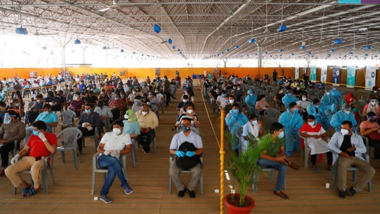 Người d&acirc;n Ấn Độ đợi ti&ecirc;m ph&ograve;ng Covid tại một trung t&acirc;m ở New Delhi h&ocirc;m 4/5 - Ảnh: Reuters.