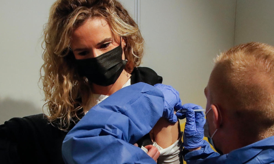 Israel dẫn đầu thế giới về tỷ lệ người dân được tiêm vaccine ngừa Covid-19 đầy đủ - Ảnh: AP.