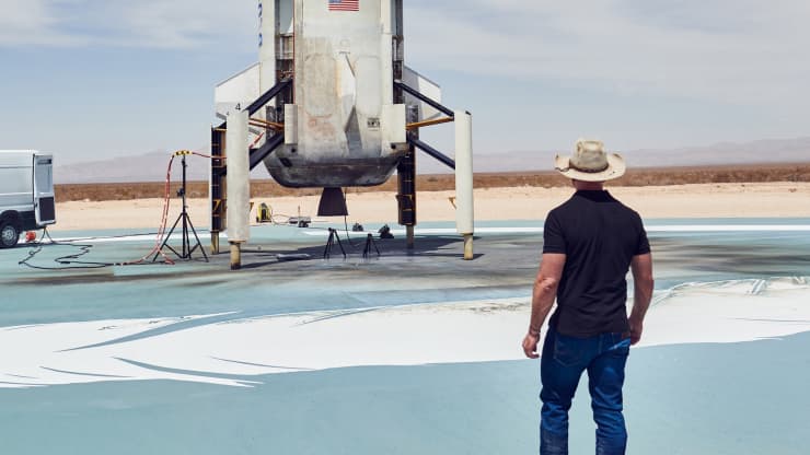 Jeff Bezos ngắm t&ecirc;n lửa của t&agrave;u New Shepard sau một chuyến thử nghiệm th&agrave;nh c&ocirc;ng hồi th&aacute;ng 4 ở Texas - Ảnh: Blue Origin.