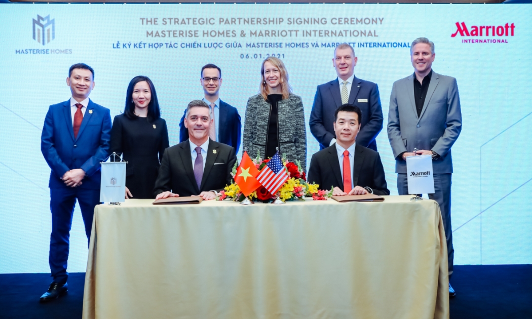 Đại diện Masterise Homes và đại diện tập đoàn Marriott International tại lễ ký kết.
