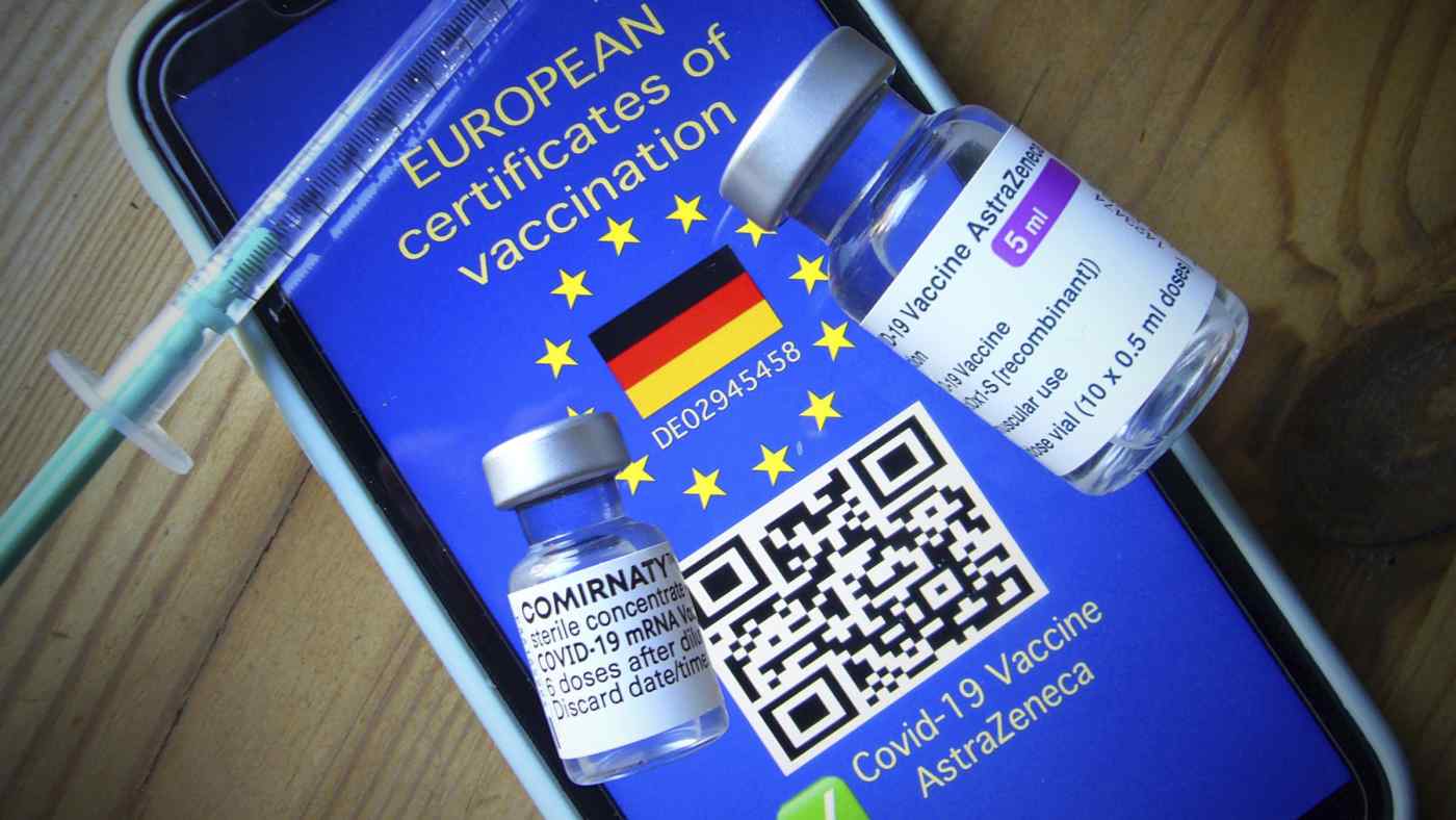 Chứng nhận COVID điện tử EU dự kiến ra mắt vào ngày 1/7 - Ảnh: Reuters