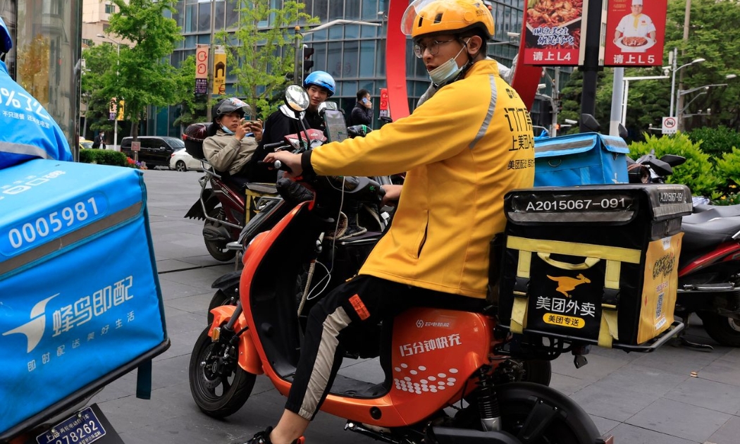 Một đối tác giao đồ ăn của Meituan tại Thượng Hải - Ảnh: AP