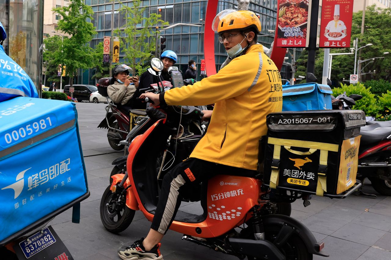 Một đối tác giao đồ ăn của Meituan tại Thượng Hải - Ảnh: AP