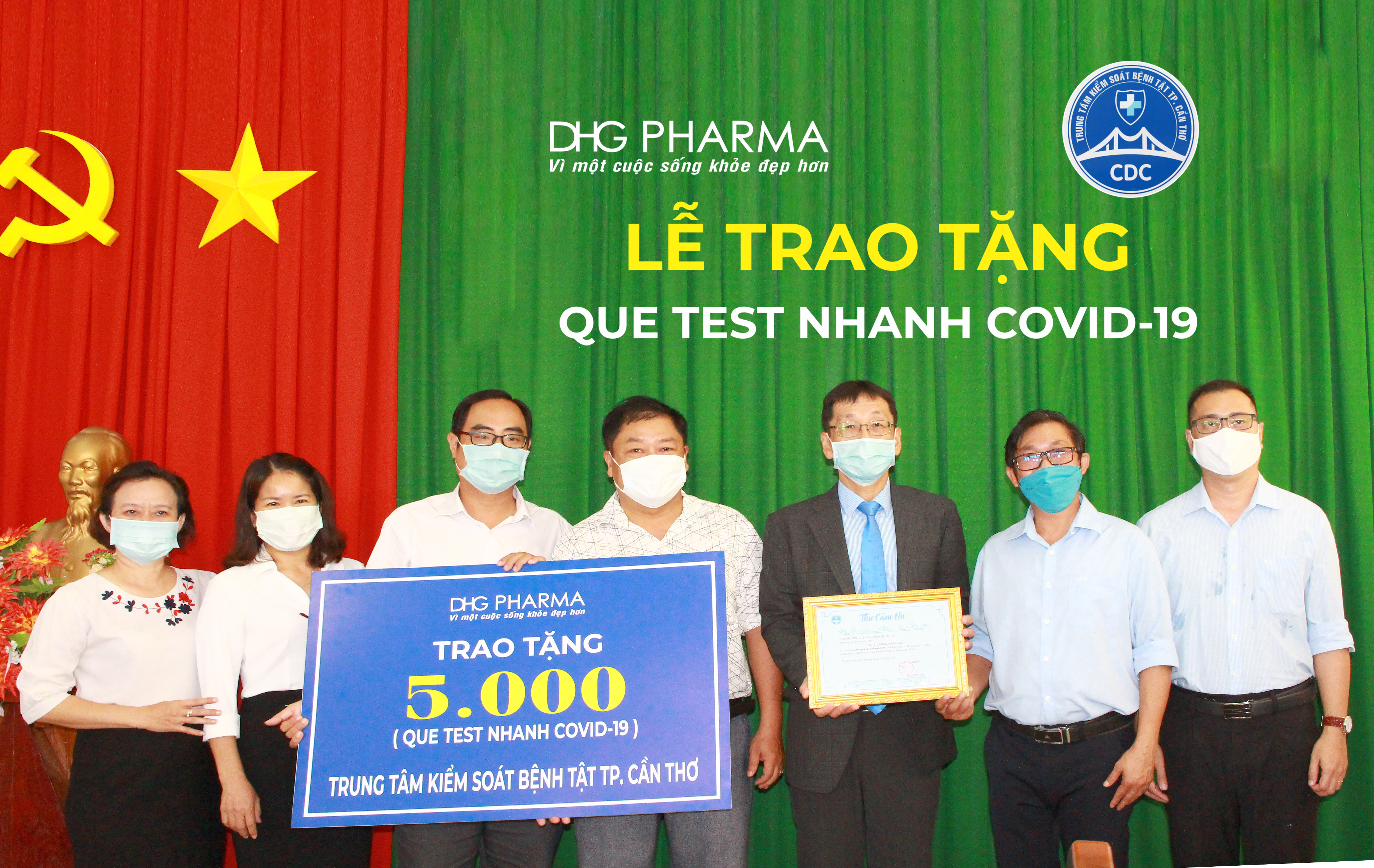 &Ocirc;ng Masashi Nakaura - Tổng gi&aacute;m đốc đại diện Dược Hậu Giang trao tặng 5.000 bộ que test nhanh Covid-19 cho &Ocirc;ng Trần Trường Chinh - Ph&oacute; Gi&aacute;m đốc Trung t&acirc;m Kiểm so&aacute;t bệnh tật th&agrave;nh phố Cần Thơ.