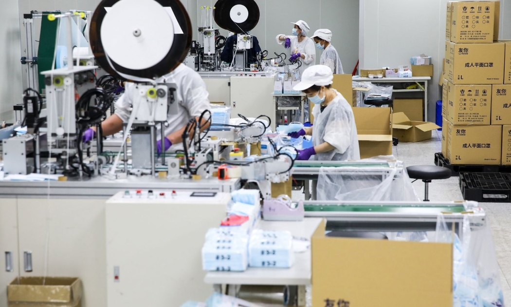 Công nhân làm việc trong một nhà máy ở Đào Nguyên, Đài Loan - Ảnh: Bloomberg.