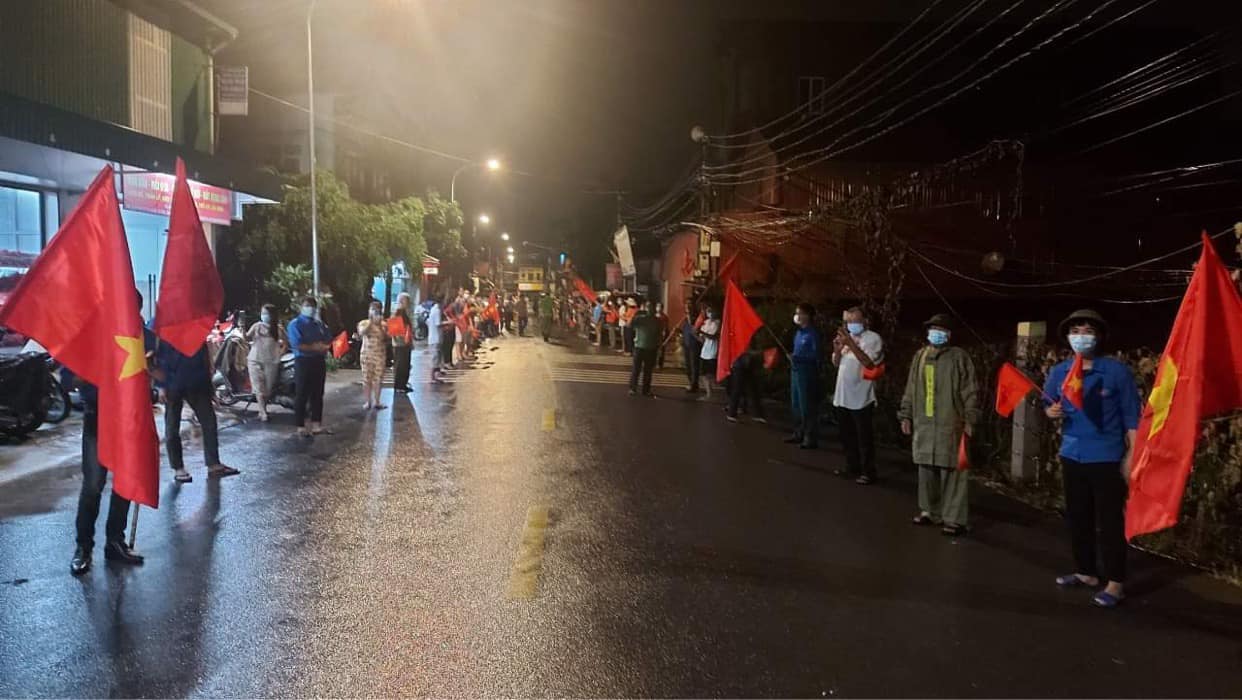 Thời khắc dỡ bỏ phong tỏa tại thôn Đa Tiện, xã Xuân Lâm.