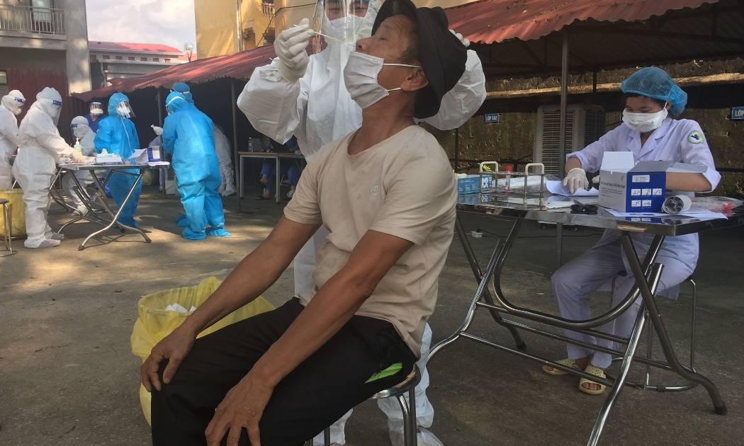 Lấy mẫu xét nghiệm cho người dân tại Bắc Ninh.