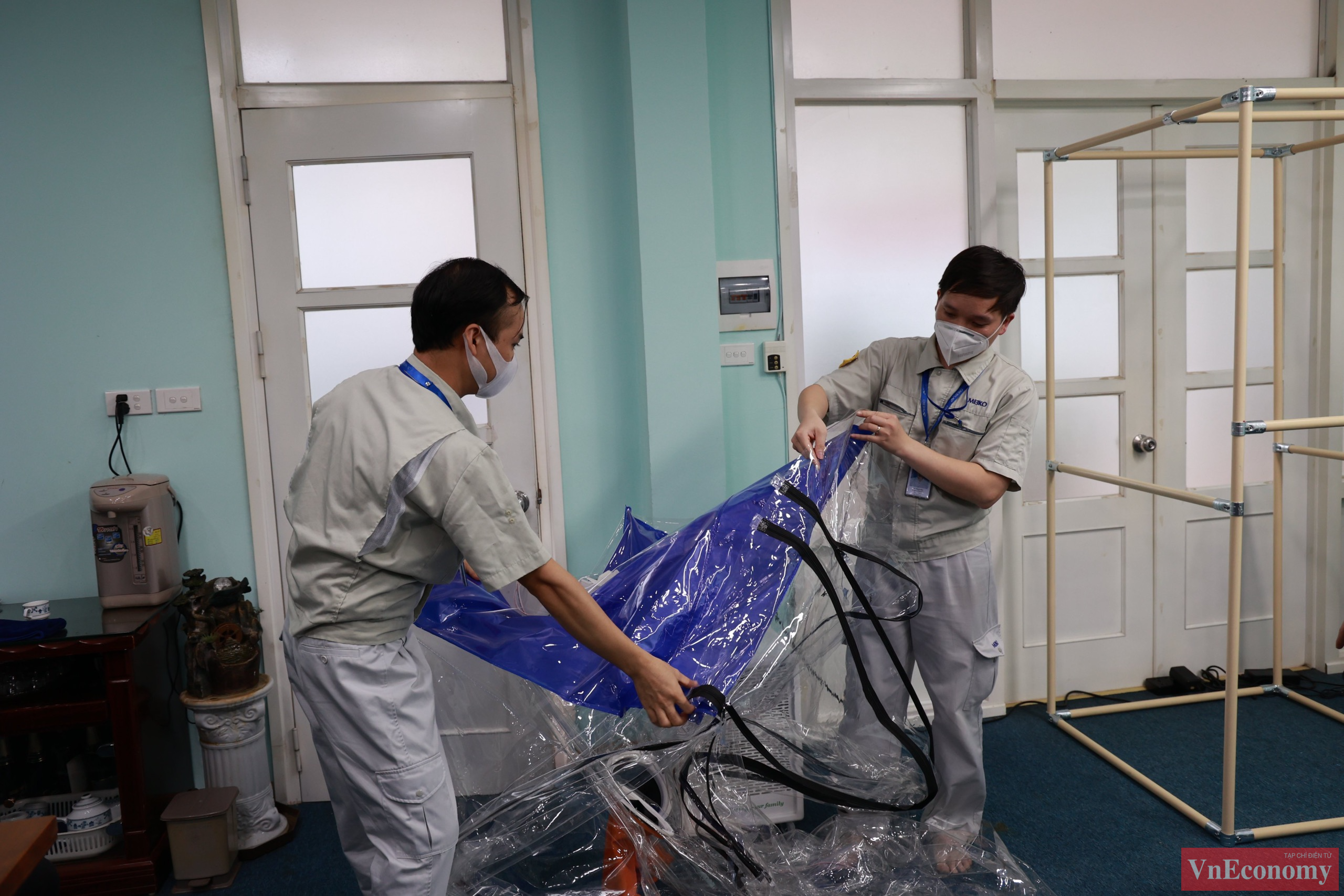 Chỉ mất chưa đầy 5 phút để lắp, dựng phần buồng và 10 phút để lắp dựng phần khung của “buồng lấy mẫu cách ly an toàn".