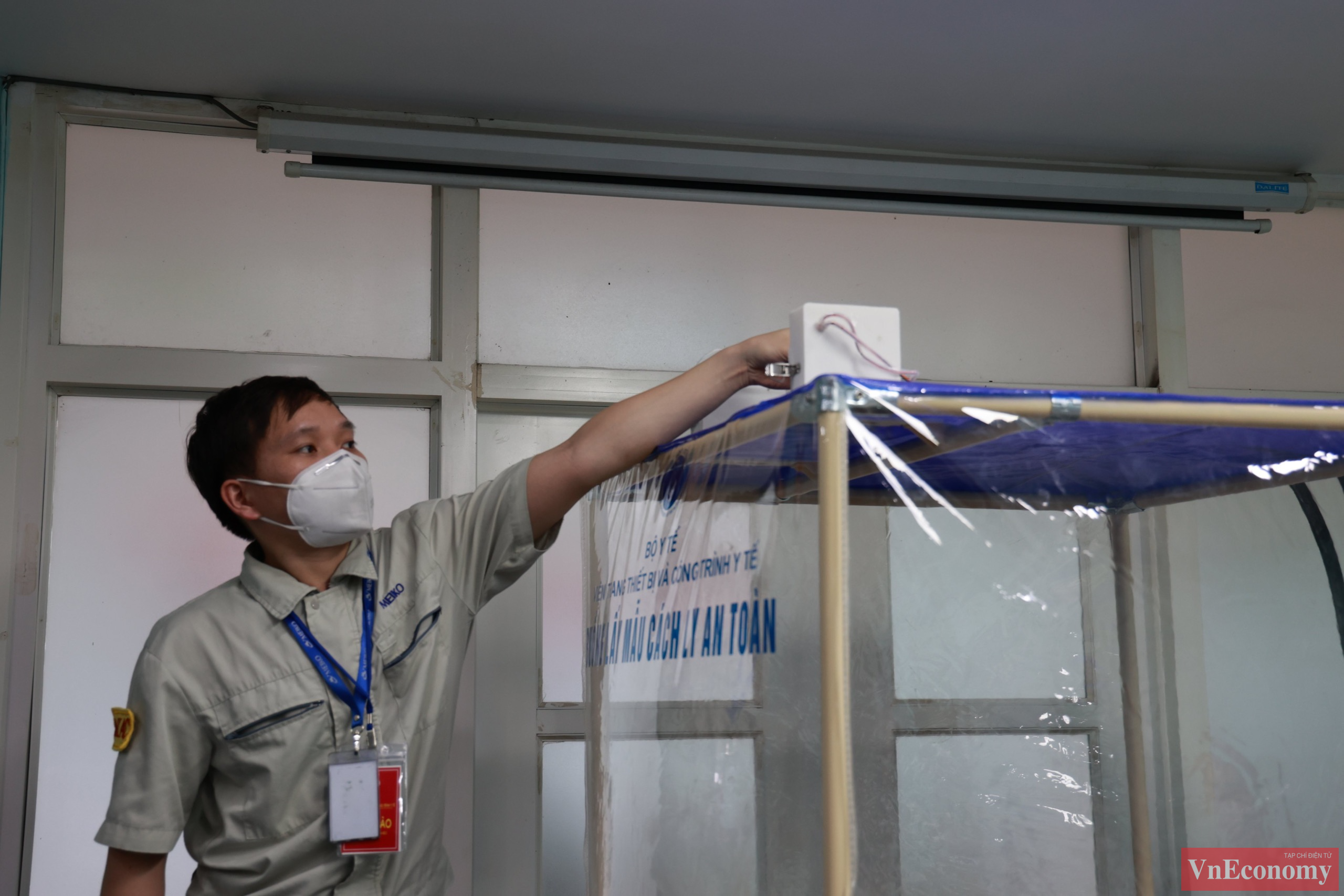 Hai quạt lấy kh&iacute; n&agrave;y c&oacute; c&ocirc;ng suất 120 l&iacute;t/ph&uacute;t, được đặt ngay tr&ecirc;n đầu của người lấy mẫu, phả luồng kh&iacute; xuống 2 vai sẽ tạo ra gi&oacute; m&aacute;t.&nbsp;