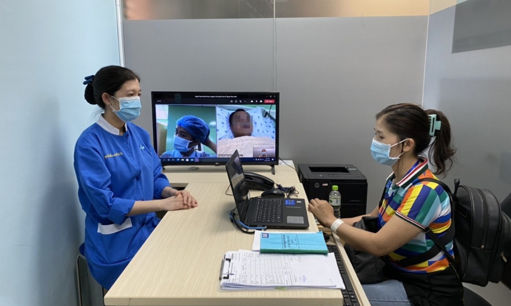 Người nhà trò chuyện trực tuyến với người thân của mình tại Bệnh viện Đại học Y dược TP.HCM.