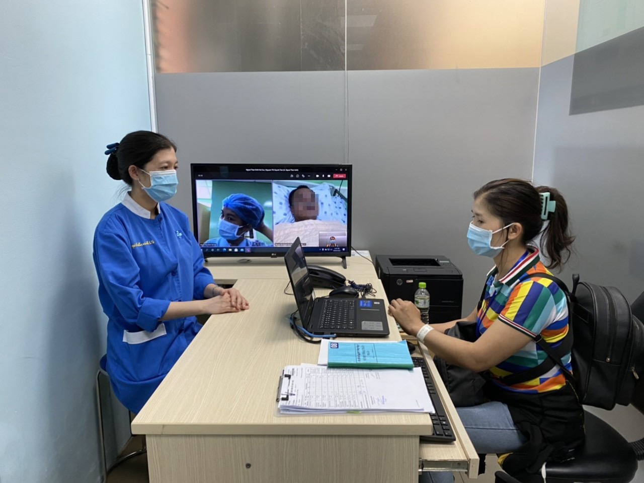 Người nhà trò chuyện trực tuyến với người thân của mình tại Bệnh viện Đại học Y dược TP.HCM.