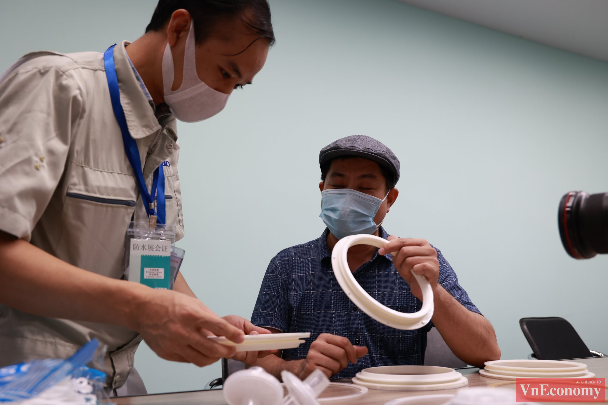 Buồng có thể di động bất cứ vị trí nào, cho phép nhân viên y tế không cần mặc trang phục bảo hộ dày, nặng và phải bỏ đi sau mỗi lần sử dụng, cũng như ít tốn các thiết bị bảo hộ khác.