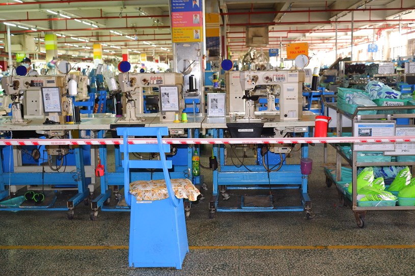 Phong tỏa khu vực làm việc của bệnh nhân nghi nhiễm tại Công ty TNHH Pouyuen Việt Nam.