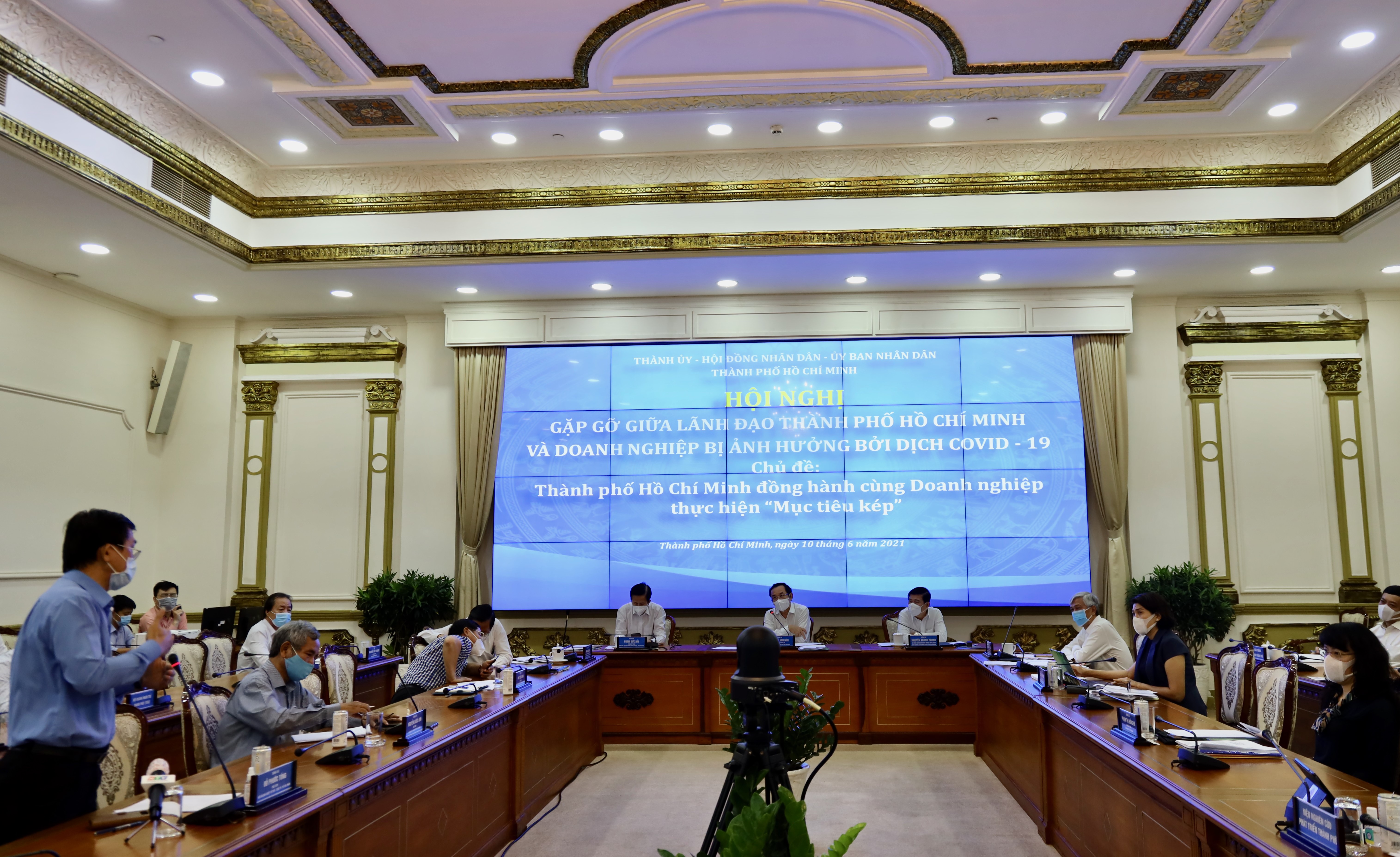 Bí thư Thành ủy TP.HCM Nguyễn Văn Nên; Chủ tịch UBND TP.HCM Nguyễn Thành Phong chủ trì hội nghị. Ảnh: Huyền Mai.