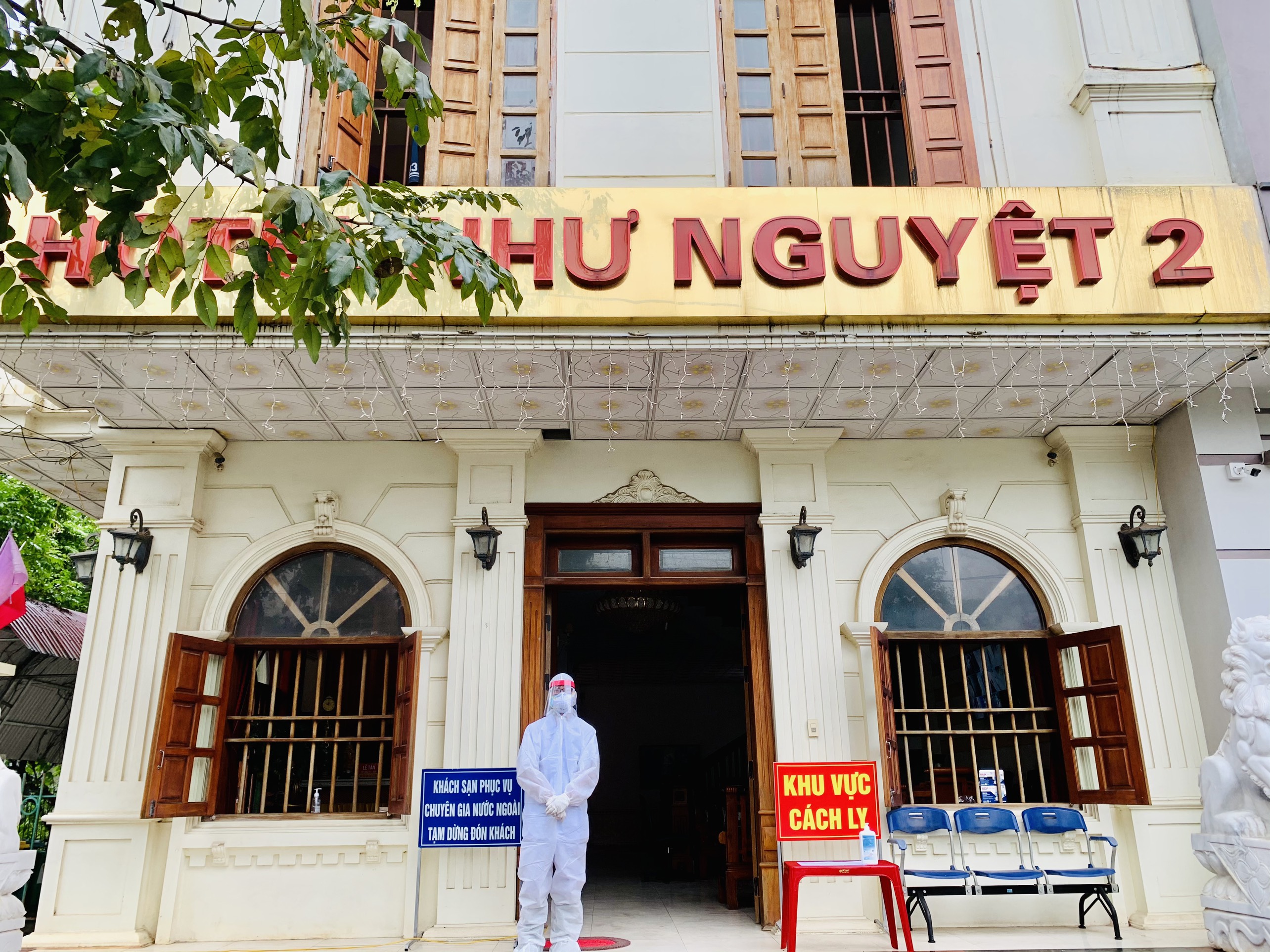 Nhiều cơ sở lưu trú trở thành nơi cách ly, khám bệnh tập trung bệnh nhân nghi nhiễm, đã nhiễm Covid-19. 