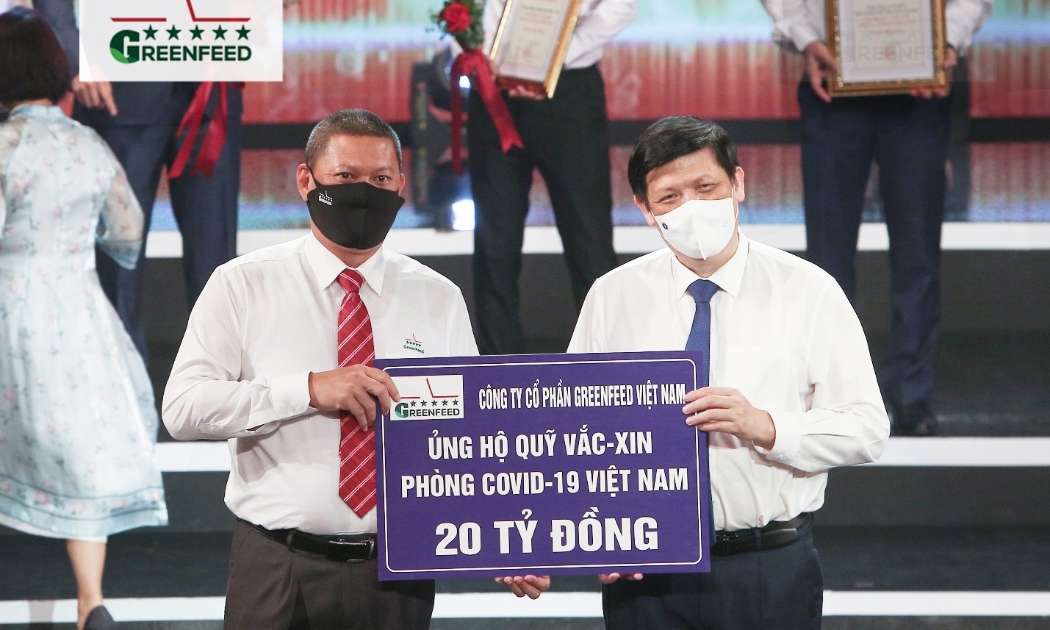 Ông Đào Lê Vũ - Tổng giám đốc Ngành Chăn nuôi miền Bắc (bên trái), đại diện GREENFEED Việt Nam trao tặng 20 tỷ đồng cho Quỹ Vaccine phòng Covid-19.