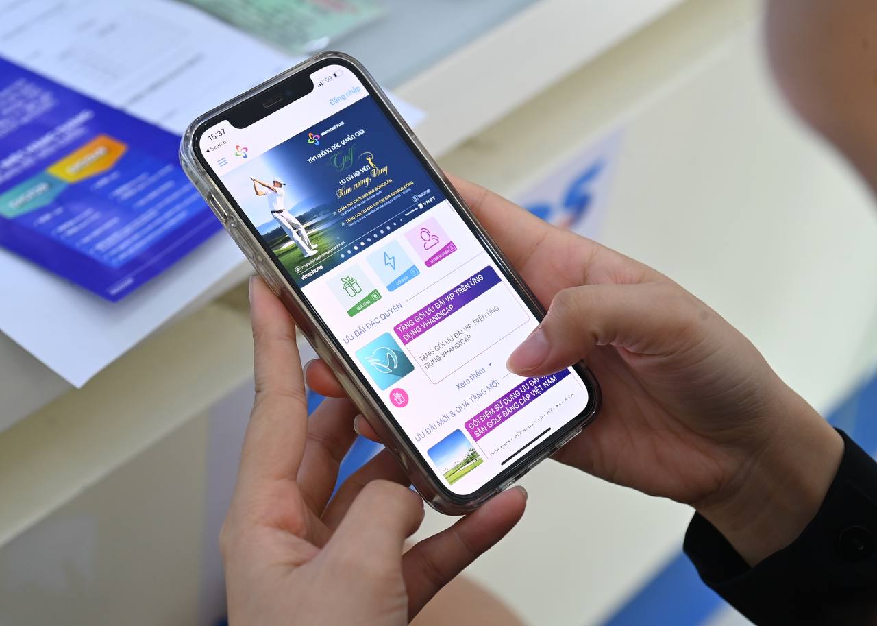 Khách hàng truy cập ứng dụng VinaPhone Plus đổi điểm nhận quà tặng.