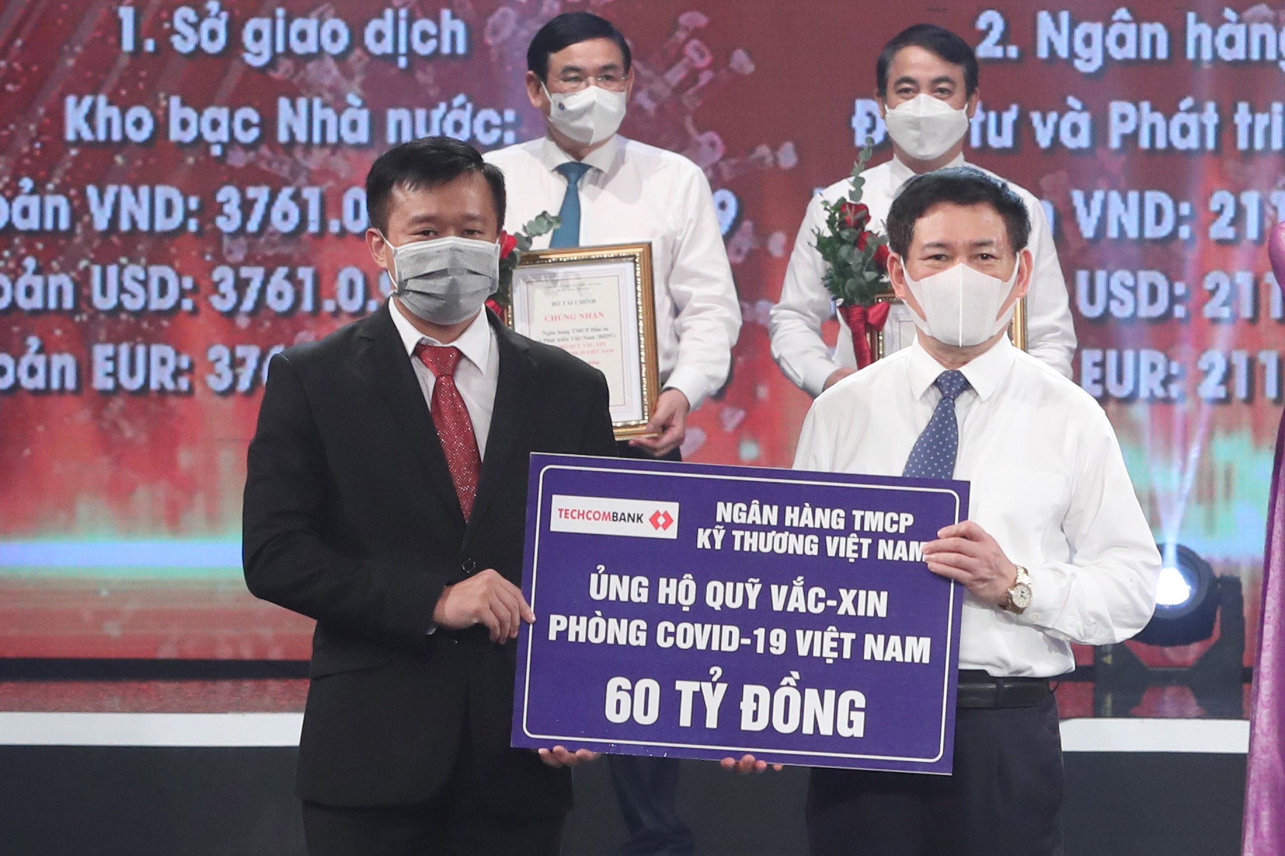 Techcombank cũng vừa ủng hộ 60 tỷ đồng cho Quỹ vaccine phòng chống Covid-19 của Chính phủ nhằm góp phần hiện thực hóa sự thần tốc của chiến lược vaccine cho toàn dân.