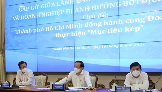 Từ phải qua trái: Chủ tịch Uỷ ban Nhân dân TP.HCM Nguyễn Thành Phong, Bí thư Thành ủy TP.HCM Nguyễn Văn Nên và Phó Chủ tịch Thường trực Hội đồng Nhân dân TP.HCM Phạm Đức Hải chủ trì Hội nghị.