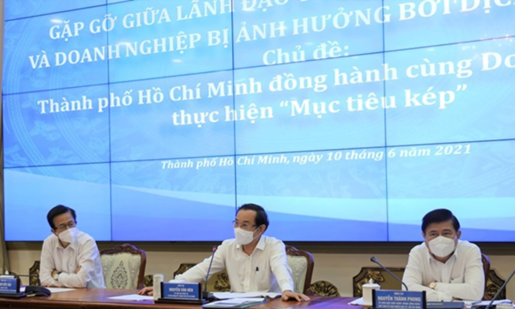 Từ phải qua trái: Chủ tịch Uỷ ban Nhân dân TP.HCM Nguyễn Thành Phong, Bí thư Thành ủy TP.HCM Nguyễn Văn Nên và Phó Chủ tịch Thường trực Hội đồng Nhân dân TP.HCM Phạm Đức Hải chủ trì Hội nghị.