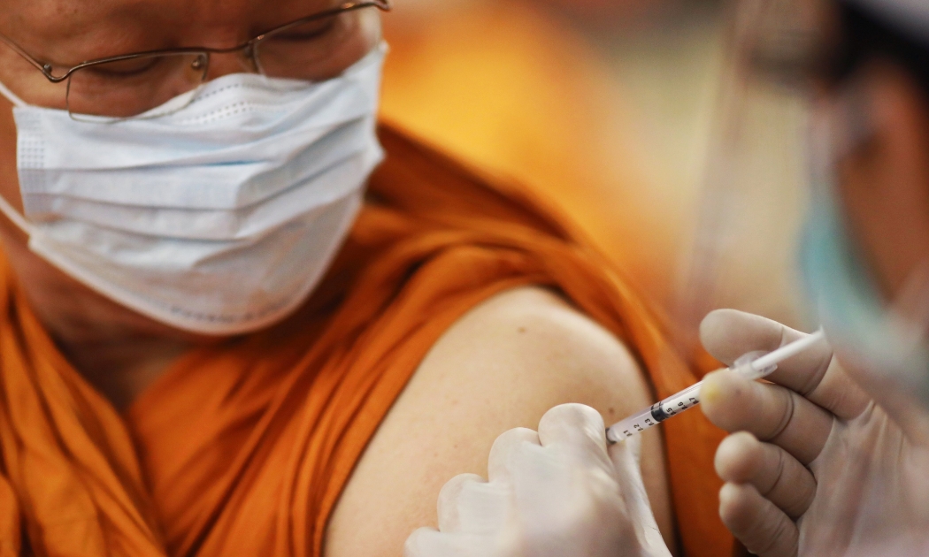 Một nhà sư tiêm phòng vaccine Covid-19 tại một bệnh viện ở Bangkok, Thái Lan - Ảnh: Reuters