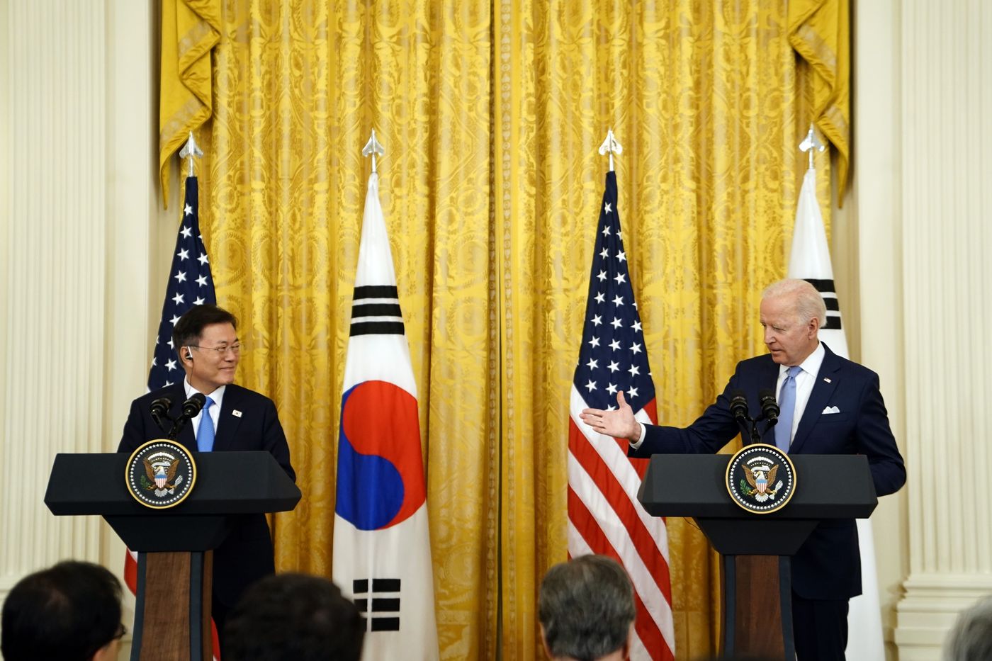 Tổng thống Mỹ Joe Biden (phải) v&agrave; Tổng thống H&agrave;n Quốc Moon Jae-in tại cuộc họp b&aacute;o ở Nh&agrave; Trắng sau cuộc gặp thượng đỉnh v&agrave;o ng&agrave;y 21/5 - Ảnh:&nbsp; Bloomberg
