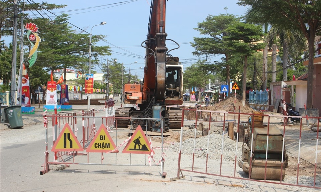 Dự án hệ thống thoát nước và vệ sinh môi trường đô thị huyện Núi Thành, Quảng Nam thi công chậm trễ khiến nhiều người dân bức xúc.