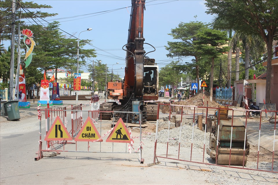 Dự án hệ thống thoát nước và vệ sinh môi trường đô thị huyện Núi Thành, Quảng Nam thi công chậm trễ khiến nhiều người dân bức xúc.