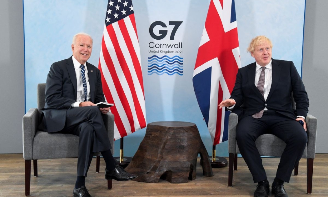 Thủ tướng Anh Boris Johnson (phải) tiếp Tổng thống Mỹ Joe Biden trước thềm hội nghị thượng đỉnh G7, tại Carbis Bay, ngày 10/6 - Ảnh: Reuters.