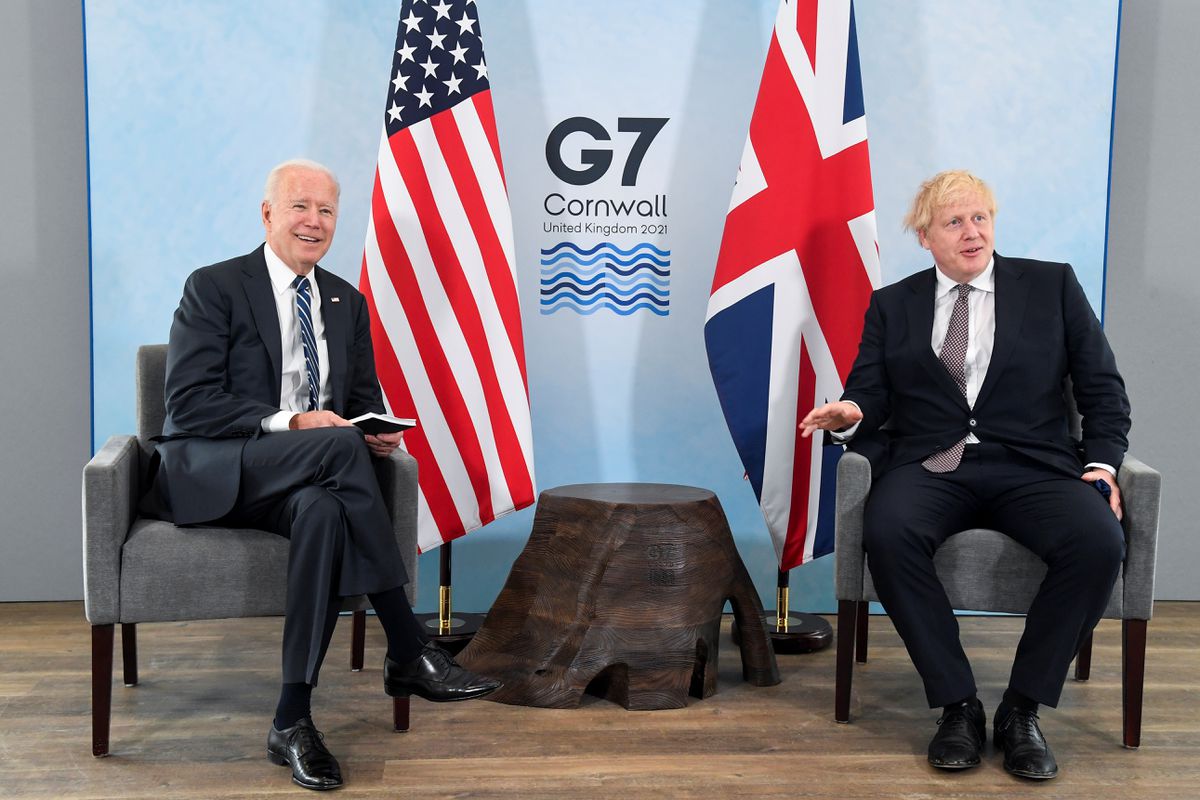 Thủ tướng Anh Boris Johnson (phải) tiếp Tổng thống Mỹ Joe Biden trước thềm hội nghị thượng đỉnh G7, tại Carbis Bay, ngày 10/6 - Ảnh: Reuters.