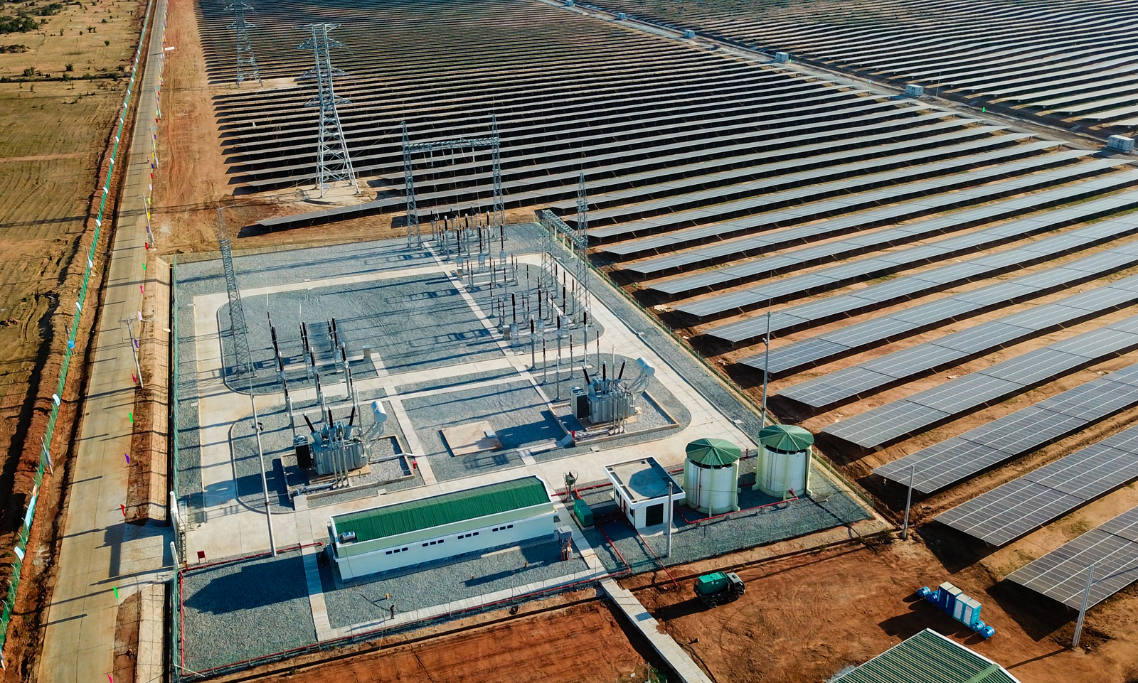 Việc phát triển mất cân đối do tăng trưởng quá nhanh và quá nóng điện mặt trời như năm 2020, vượt quá yêu cầu mà Quy hoạch điện VII điều chỉnh, đã dẫn đến một số vấn đề bất cập về mặt kỹ thuật.