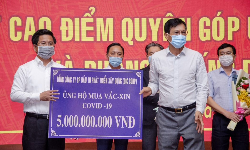 Đại diện Tập đoàn DIC trao bảng tượng trưng ủng hộ 5 tỷ đồng mua vaccine và phòng, chống dịch bệnh Covid-19 cho Ủy ban Mặt trận Tổ quốc Việt Nam tỉnh Bà Rịa - Vũng Tàu.