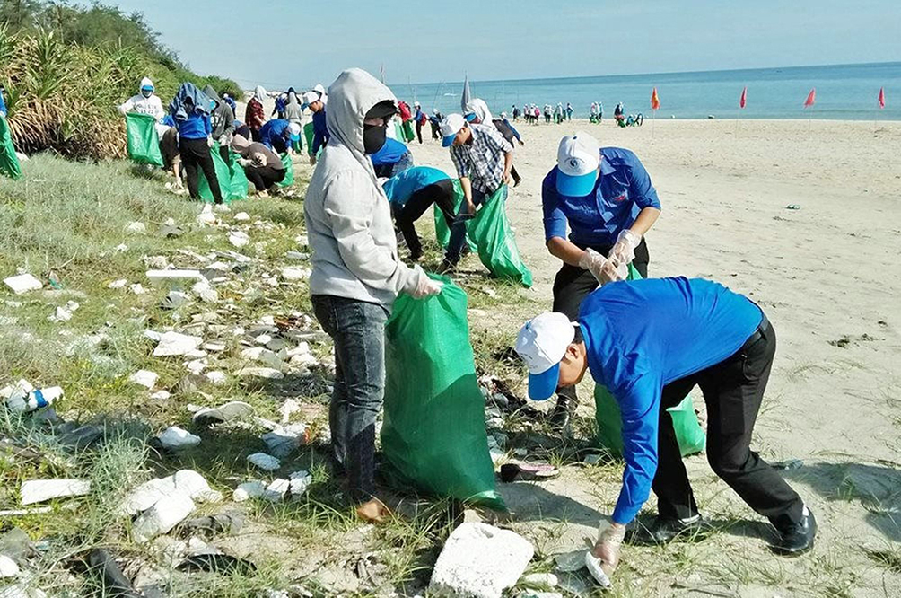 Tăng cường kiểm tra, giám sát việc thực hiện các quy định về thu gom và xử lý chất thải nhựa phát sinh từ hoạt động du lịch biển.