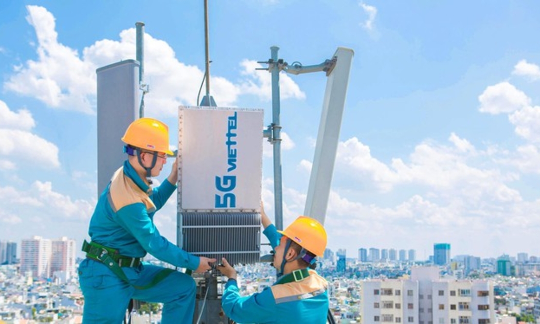 Nhân viên Viettel lắp đặt trạm 5G.