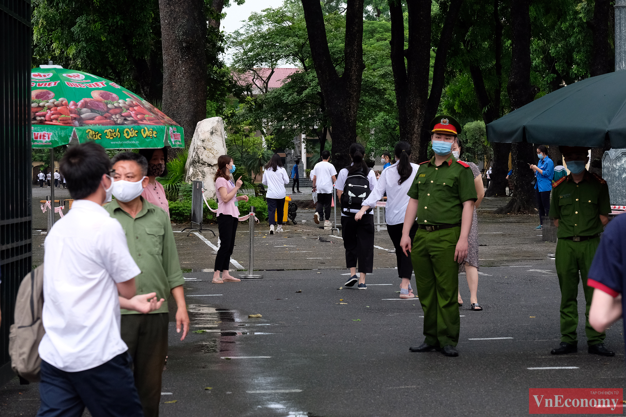 C&aacute;c em học sinh nhanh ch&oacute;ng v&agrave;o ph&ograve;ng thi. S&aacute;ng 12/6, c&aacute;c th&iacute; sinh sẽ thi hai m&ocirc;n Ngữ văn v&agrave; Ngoại ngữ.
