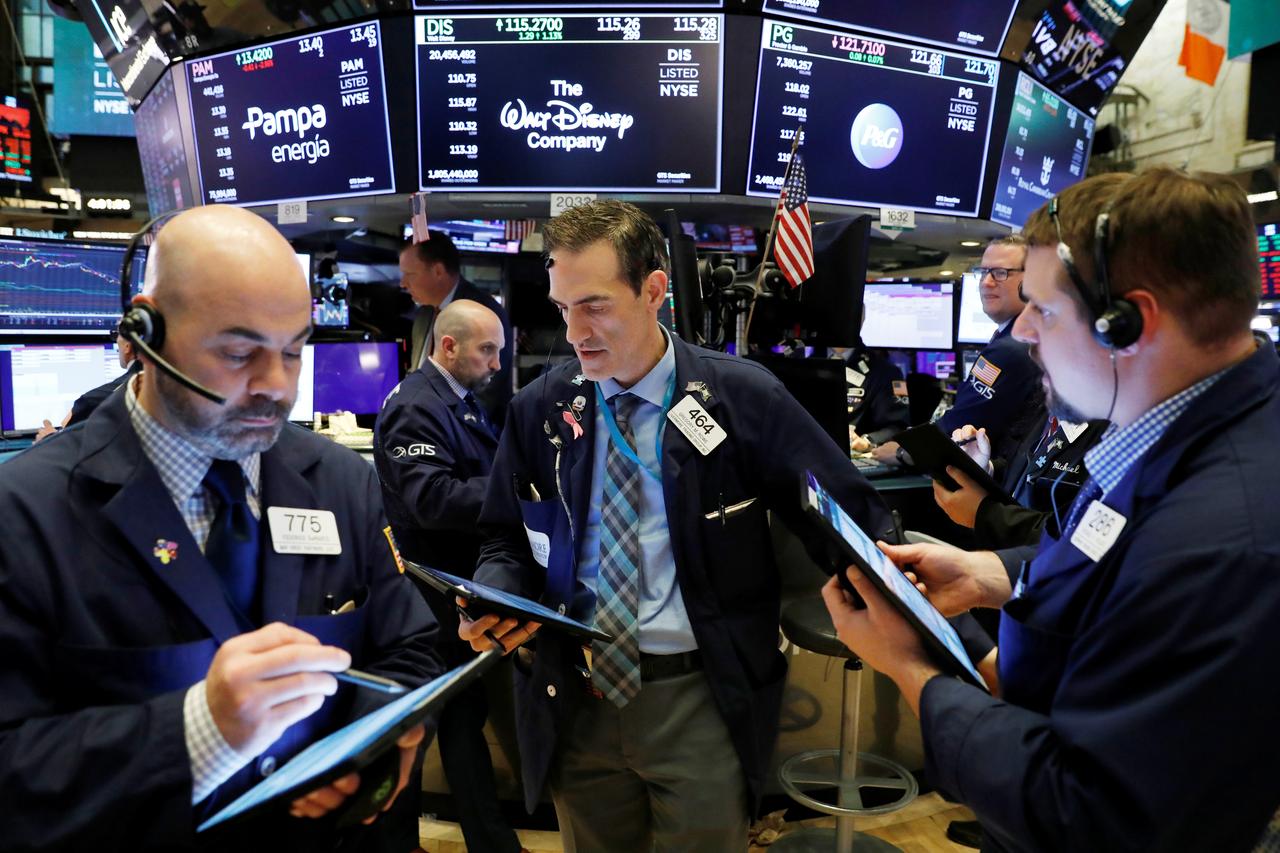 Các nhà giao dịch cổ phiếu trên sàn NYSE ở New York, Mỹ - Ảnh: Reuters.