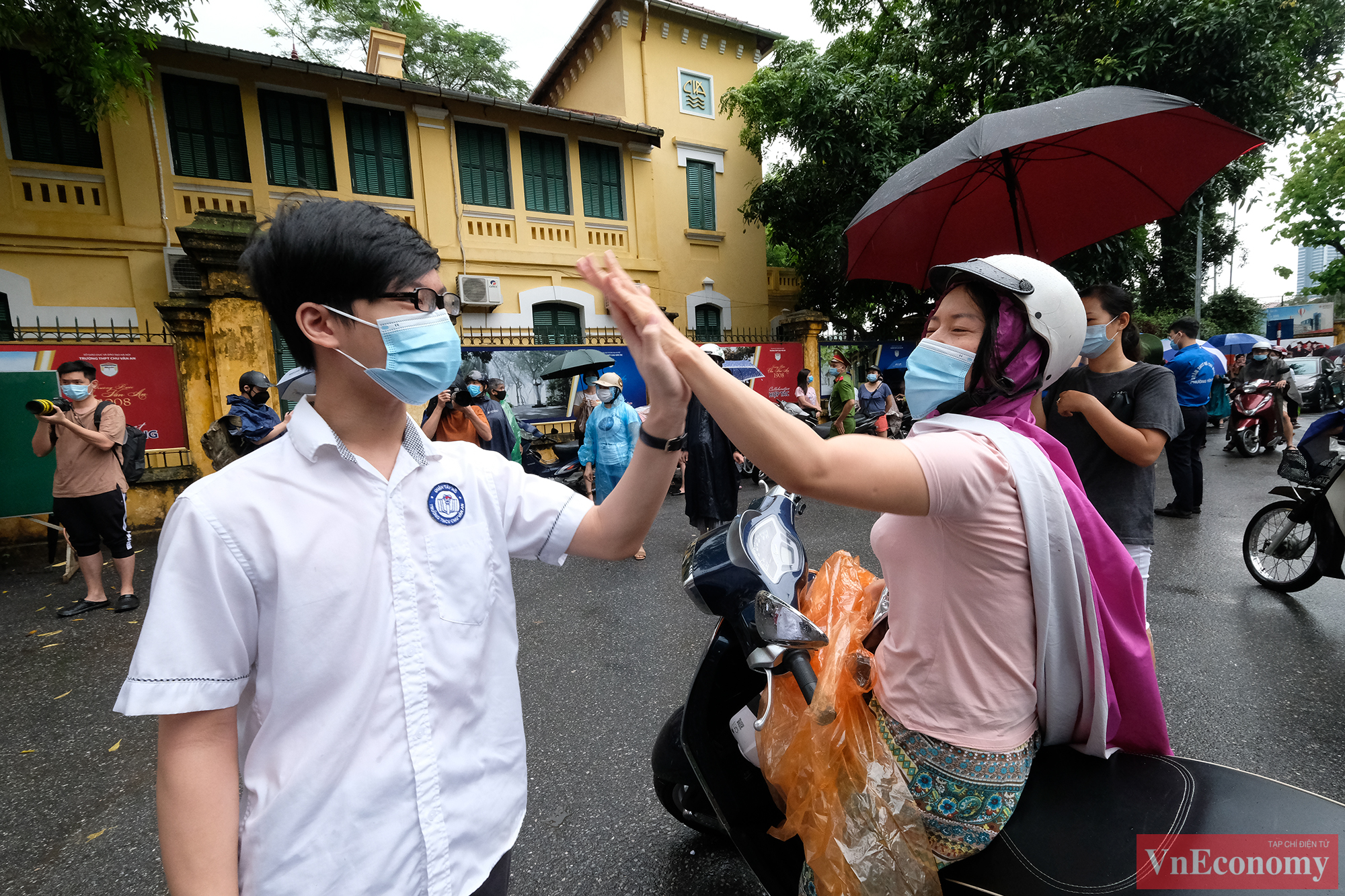 C&aacute;c bậc phụ huynh học sinh thậm ch&iacute; c&ograve;n hồi hộp, lo lắng hơn cả c&aacute;c sỹ tử đi thi.
